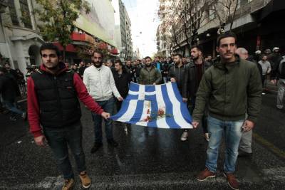 Σε εξέλιξη η πορεία για το Πολυτεχνείο με την αιματοβαμμένη σημαία