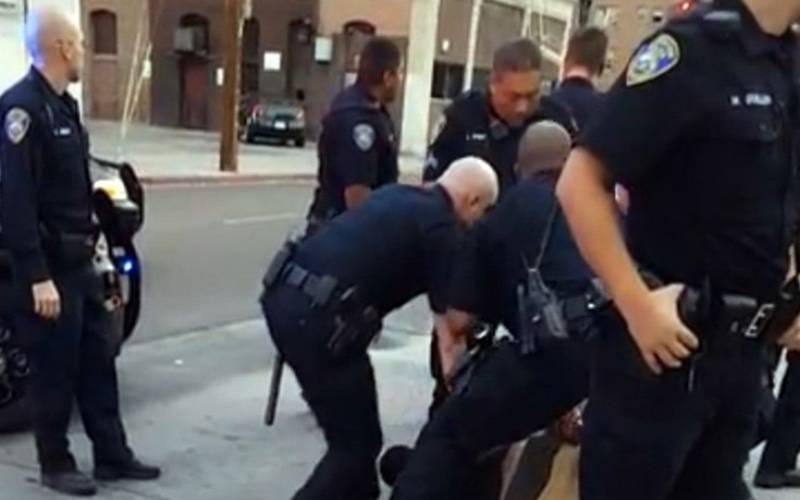 Ενέδρα σε αστυνομικούς στο Λος Άντζελες: Σε κρίσιμη κατάσταση ένας άνδρας και μια γυναίκα