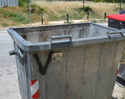 Πρόβλημα έφερε η απόσυρση των κάδων απορριμμάτων από εθνικό και επαρχιακό δίκτυο