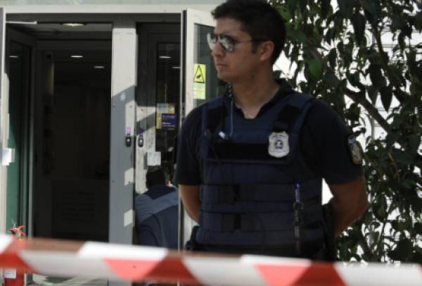 Ενοπλοι «μασκαράδες» ληστές άρπαξαν 10.000 ευρώ από τράπεζα στη Λάρισα