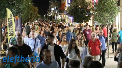 Γέμισε κόσμο η Καλαμάτα για τη &quot;Λευκή Νύχτα&quot; (βίντεο-φωτογραφίες)