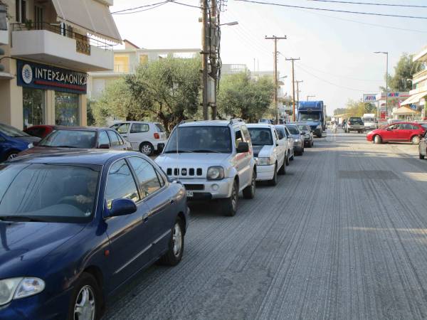 Ταλαιπωρία οδηγών στην Αθηνών λόγω ασφαλτόστρωσης (βίντεο)