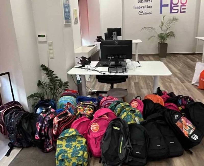 68 σχολικές τσάντες σε σχολεία της Καλαμάτας
