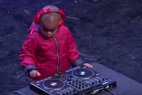 ΒΙΝΤΕΟ: 3χρονος... DJ ξεσηκώνει talent show στη Νότια Αφρική