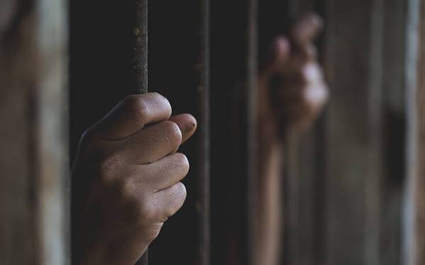 Ο κορονοϊός εξαπλώνεται στις φυλακές των ΗΠΑ: Διάσημοι έγκλειστοι έχουν ήδη μεταφερθεί σε κατ΄οίκον περιορισμό
