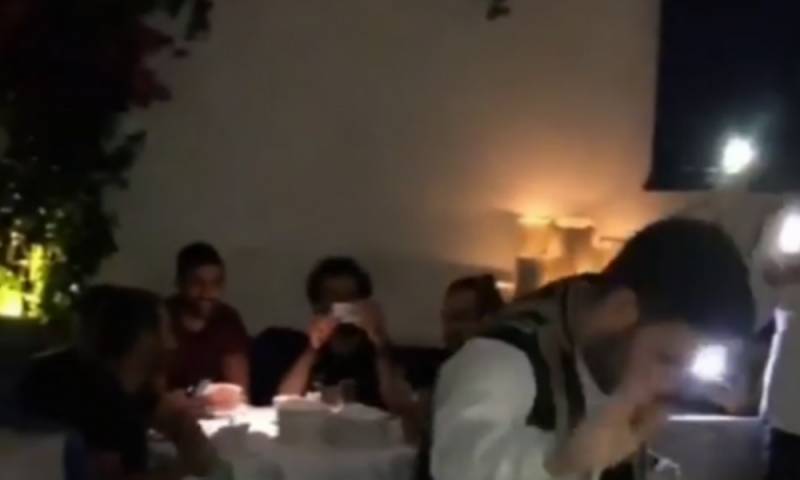 Ο Μοχάμεντ Σαλάχ ακούει Μητροπάνο και... σπάει πιάτα (Βίντεο)