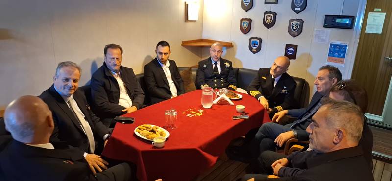 Επίσκεψη Καρβέλα στο πολεμικό πλοίο “ΑΤΛΑΣ Ι”