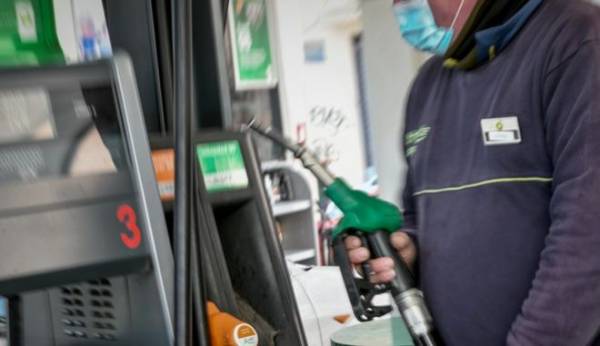 Ραγδαία μείωση στην κατανάλωση καυσίμων φέρνουν οι εξωφρενικές τιμές της βενζίνης (βίντεο)