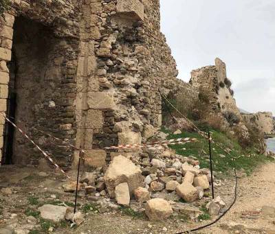 Υπό κατάρρευση τμήμα του Κάστρου της Μεθώνης