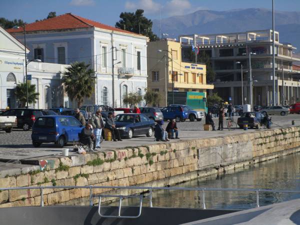 Ψαράδες στο λιμάνι της Καλαμάτας