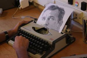 Φτιάχνει πορτραίτα με μια παλιά γραφομηχανή