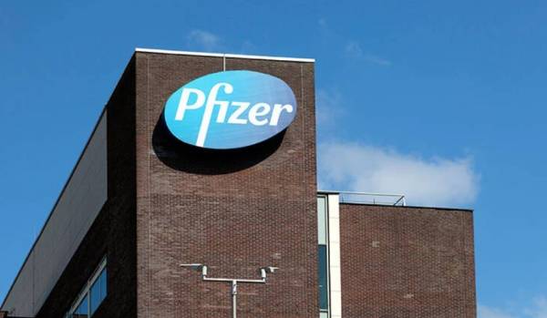 Bloomberg: Η Pfizer μπορεί να παράγει 3 δισ. δόσεις του εμβολίου της του χρόνου