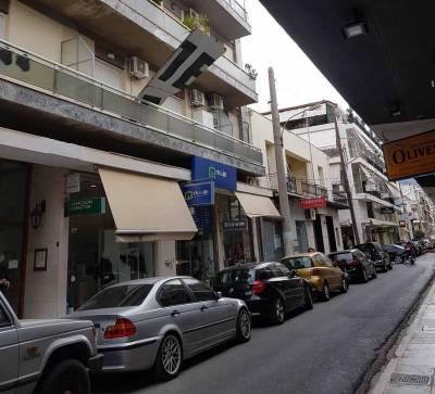 Κίνδυνος από πινακίδα, που αποκολλήθηκε από τον αέρα στο κέντρο της Καλαμάτας