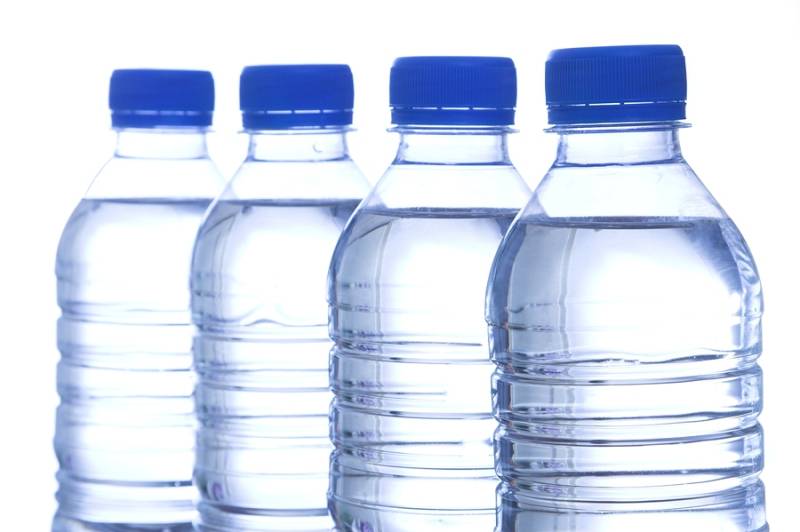 Ο λόγος που απαγορεύεται να ξαναγεμίζουμε τα πλαστικά μπουκάλια με νερό