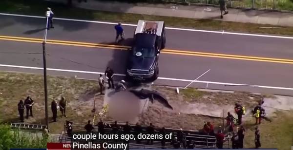 ΗΠΑ: Τεράστιος αλιγάτορας στη Φλόριντα κυκλοφορούσε με το πτώμα γυναίκας στα σαγόνια του (Βίντεο)