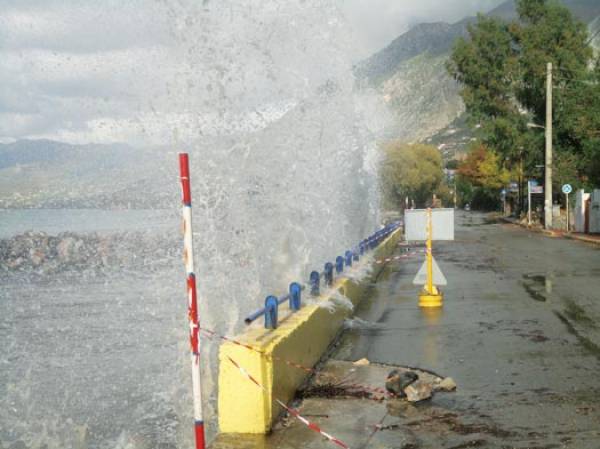 Στο δρόμο βγήκε η θάλασσα στο Ακρογιάλι - Προβλήματα και στη Μαντίνεια (φωτογραφίες)