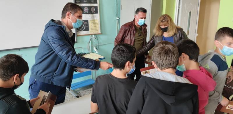 Δήμος Μεσσήνης: Αναμνηστικά τετράδια σε μαθητές στην Εύα