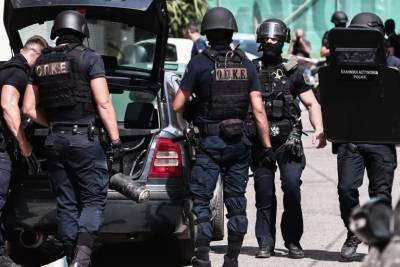 Αττική: Μεγάλη επιχείρηση της ΕΛ.ΑΣ. για κύκλωμα ναρκωτικών και όπλων (βίντεο)