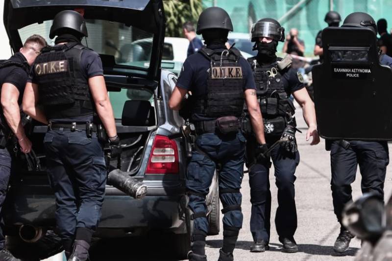 Αττική: Μεγάλη επιχείρηση της ΕΛ.ΑΣ. για κύκλωμα ναρκωτικών και όπλων (βίντεο)