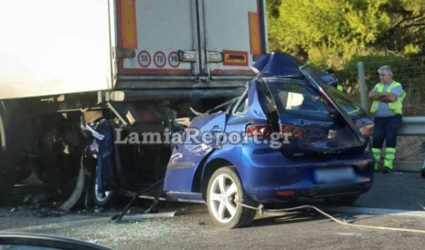 Αυτοκίνητο «καρφώθηκε» σε νταλίκα στα Οινόφυτα - Νεκρός ο 42χρονος οδηγός