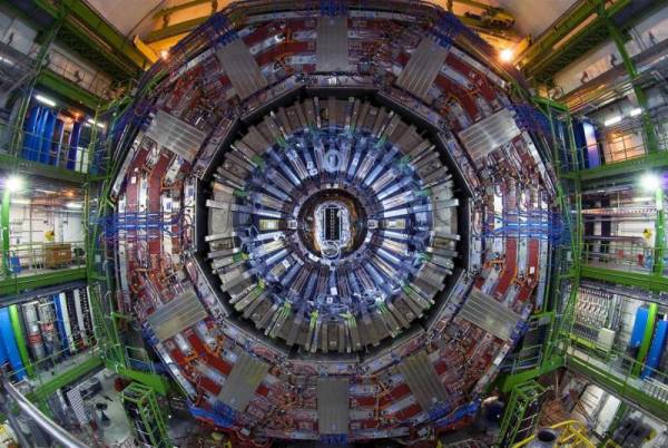 Ο μεγάλος επιταχυντής του CERN επαναλειτουργεί
