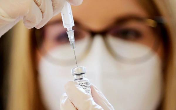 Κορονοϊός: Η Ευρωπαϊκή Ένωση συζητά να αγοράσει άλλες 100 εκατ. δόσεις του εμβολίου της Pfizer