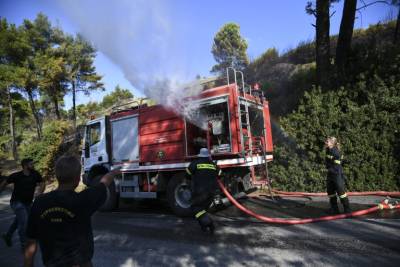 Μεγάλη κινητοποίηση για τη φωτιά στο Αλιβέρι Ευβοίας (βίντεο)