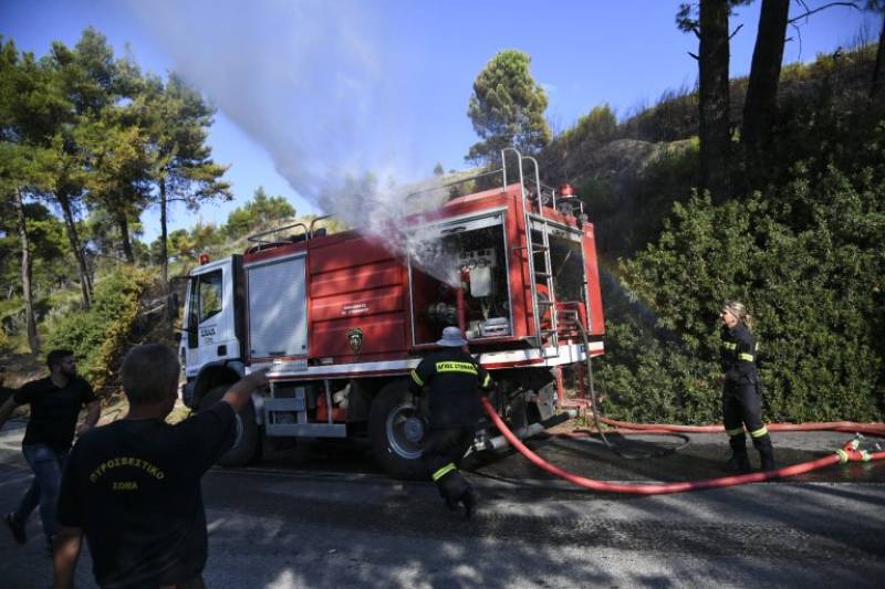 Μεγάλη κινητοποίηση για τη φωτιά στο Αλιβέρι Ευβοίας (βίντεο)