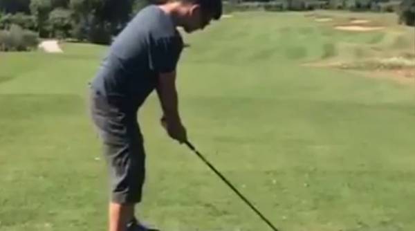 Ο Σάκης Ρουβάς παίζει γκολφ στην Costa Navarino (βίντεο)