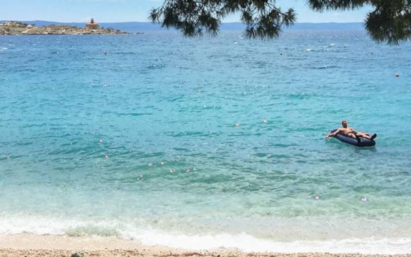 Σώος βρέθηκε στη θαλάσσια περιοχή της Αρτέμιδας 19χρονος που αποκοιμήθηκε σε στρώμα θαλάσσης