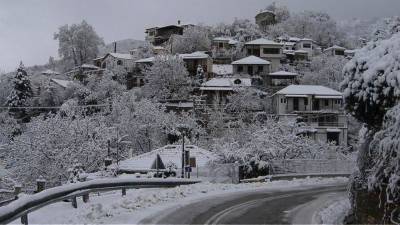 Σφοδρή χιονόπτωση σε Σποράδες και Πήλιο - Στα λευκά και ο Βόλος