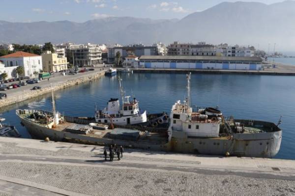 Απομακρύνθηκε το κατασχεμένο πλοίο &quot;Mesogio&quot; από το λιμάνι της Καλαμάτας (βίντεο)