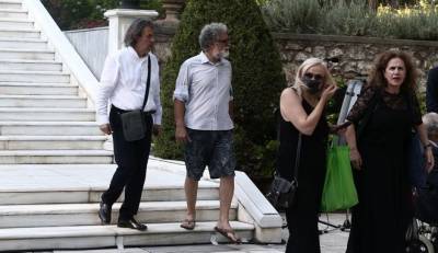 Προεδρικό Μέγαρο: Ποιος είναι ο κύριος που εμφανίστηκε με βερμούδα και σαγιονάρα