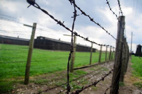 Ξεκίνησε η δίκη ενός 94χρονου, φύλακα σε ναζιστικό στρατόπεδο, που κατηγορείται συνέργεια σε εκατοντάδες φόνους