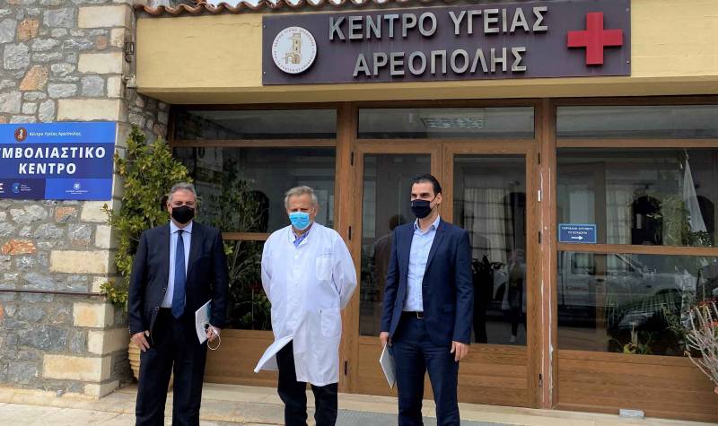 Στο εμβολιαστικό κέντρο της Αρεόπολης ο γ.γ. του υπουργείου Υγείας Μάριος Θεμιστοκλέους