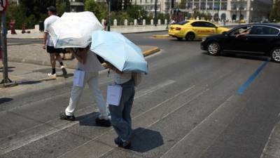 Σε κλοιό καύσωνα και σήμερα η χώρα, με υψηλή θερμοκρασία και αφρικανική σκόνη