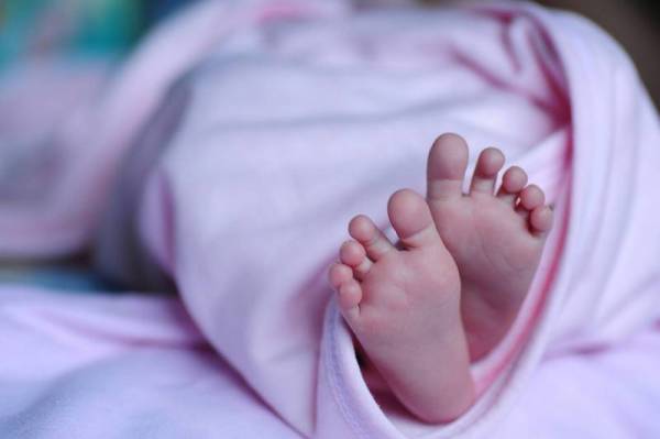 33χρονη έφερε από τα Σκόπια το νεογέννητο μωρό της μέσα... σε ταξιδιωτικό σάκο