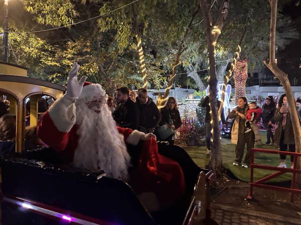Καλαμάτα: Άνοιξε τις πύλες του ο Χριστουγεννιάτικος Σταθμός του Αϊ Βασίλη στο Δημοτικό Πάρκο Σιδηροδρόμων