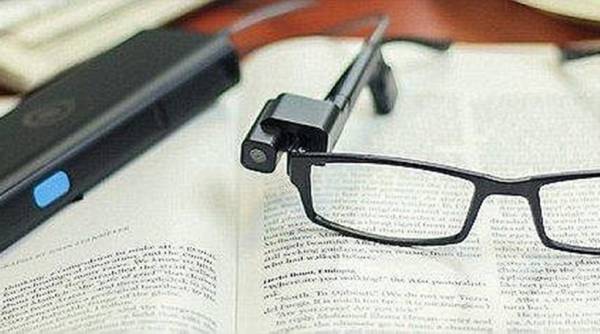Η συσκευή που τοποθετείται πάνω στα γυαλιά και βοηθά τους τυφλούς να δουν
