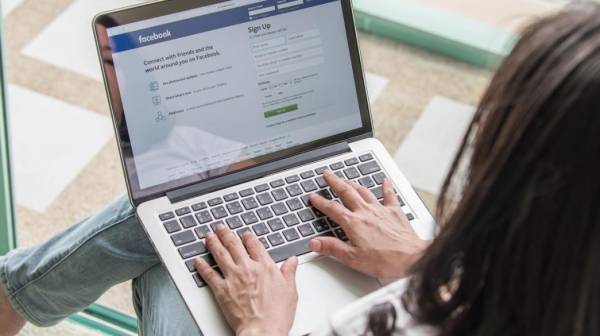 Facebook: Αυξάνονται οι μηνιαίοι χρήστες, μειώνονται τα έσοδα του