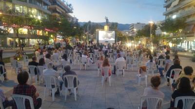 Δεκάδες Καλαματιανοί στην κεντρική πλατεία για την προβολή της επίδειξης Dior (βίντεο)