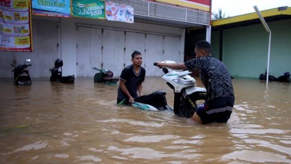 Ινδονησία: 59 νεκροί από πλημμύρες και κατολισθήσεις