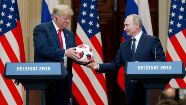Bloomberg: Η μπάλα που δώρισε ο Πούτιν στον Τραμπ είχε πομπό τσιπάκι