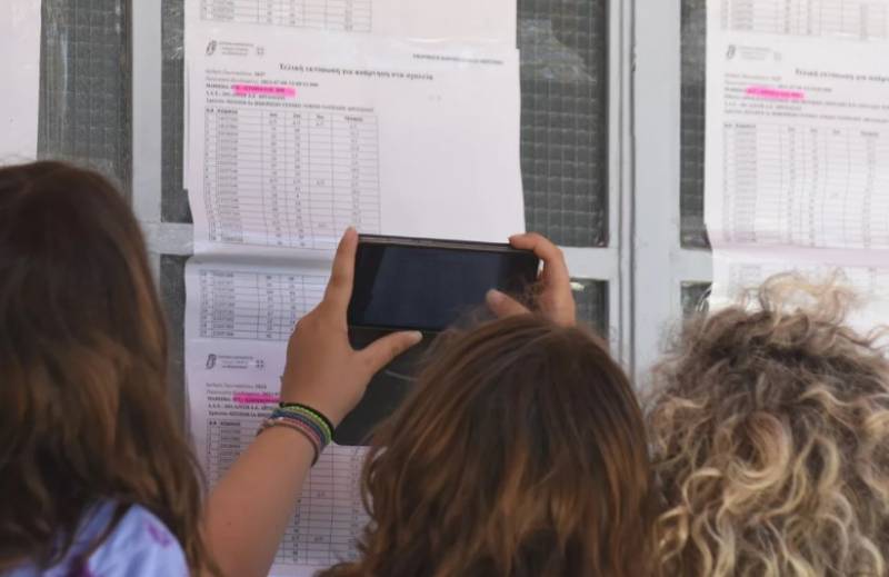 Πανελλήνιες 2021: Από το ραδιόφωνο, στο SMS - Η μετάδοση των αποτελεσμάτων και η αγωνία των οικογενειών