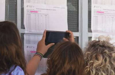 Πανελλήνιες 2021: Από το ραδιόφωνο, στο SMS - Η μετάδοση των αποτελεσμάτων και η αγωνία των οικογενειών