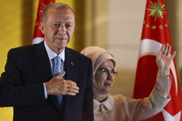Τουρκία: Κυρίαρχος για μια ακόμη πενταετή θητεία ο Ερντογάν – Πώς σχολιάζουν το θρίαμβό του Έλληνες αναλυτές (βίντεο)