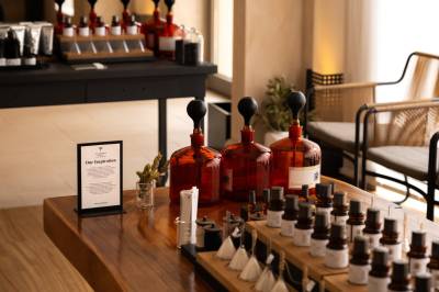 “The Romanos, a Luxury Collection Resort” στην Costa Navarino: Συνεργασία με το The Naxos Apothecary