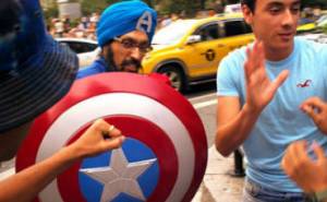 Βίντεο: Ινδός Captain America κατεβαίνει στους δρόμους της Νέας Υόρκης