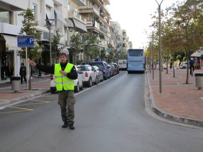 Δεν μπορούν να στρίψουν τα πούλμαν από την Αριστομένους (βίντεο)