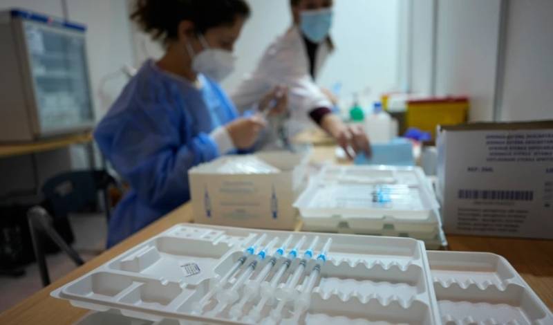 Μετάλλαξη Όμικρον - ΠΟΥ: Οι φαρμακευτικές θα πρέπει να σχεδιάσουν την προσαρμογή των εμβολίων τους
